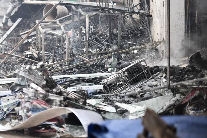 Hàng chục quầy hàng trong khu chợ ở Hà Nội bị thiêu rụi